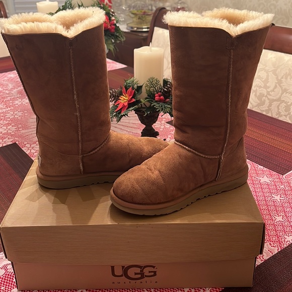 GREAT CONDITION UGGS! - Picture 2 of 5